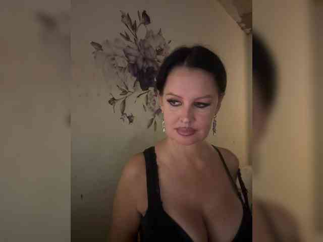 RoyalBreasts webcam