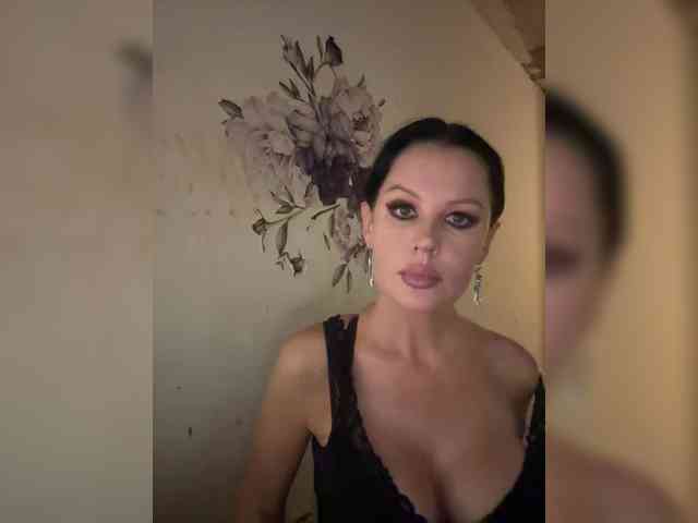 RoyalBreasts webcam