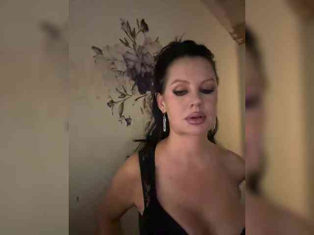 RoyalBreasts webcam