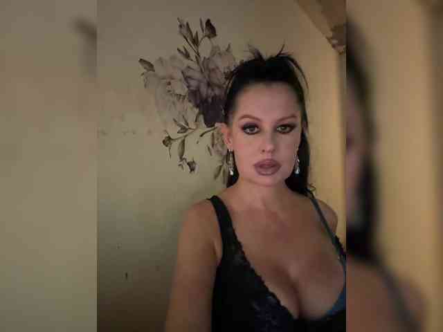RoyalBreasts webcam