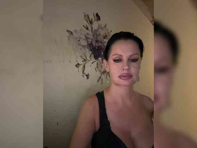 RoyalBreasts webcam