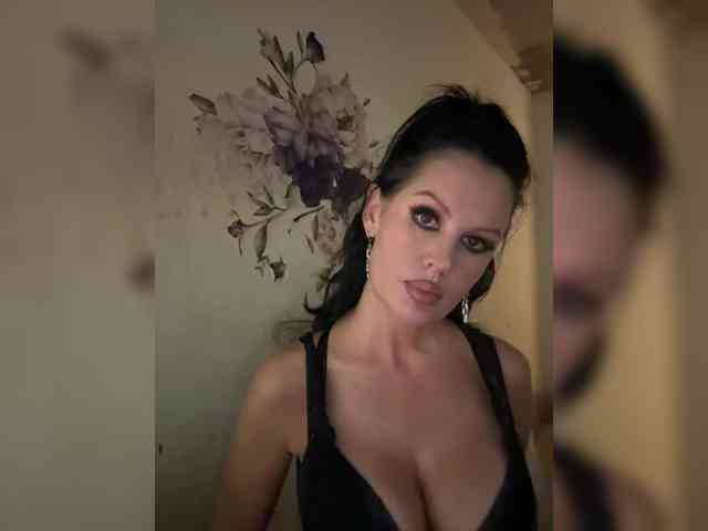 RoyalBreasts webcam