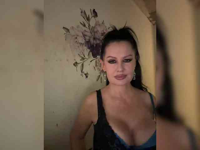 RoyalBreasts webcam