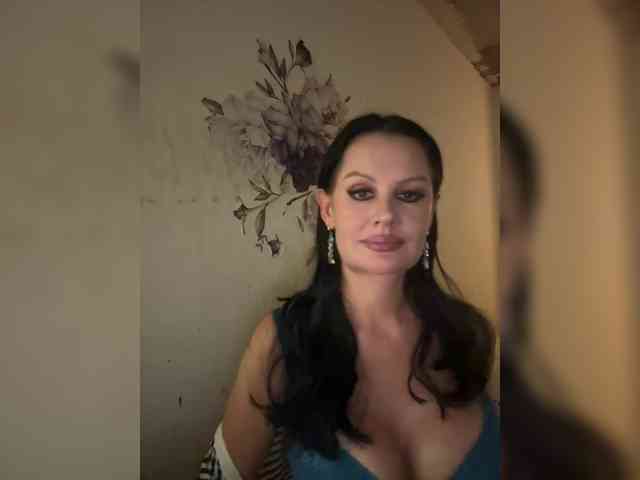 RoyalBreasts webcam