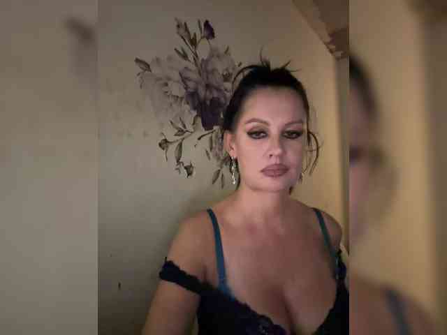 RoyalBreasts webcam