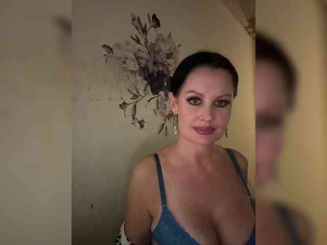 RoyalBreasts webcam