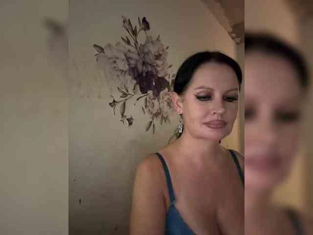 RoyalBreasts webcam