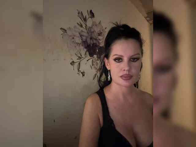 RoyalBreasts webcam