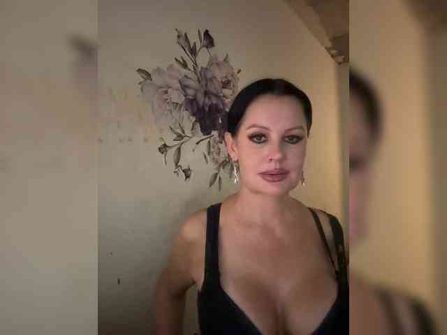 RoyalBreasts webcam