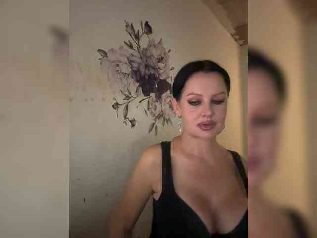 RoyalBreasts webcam