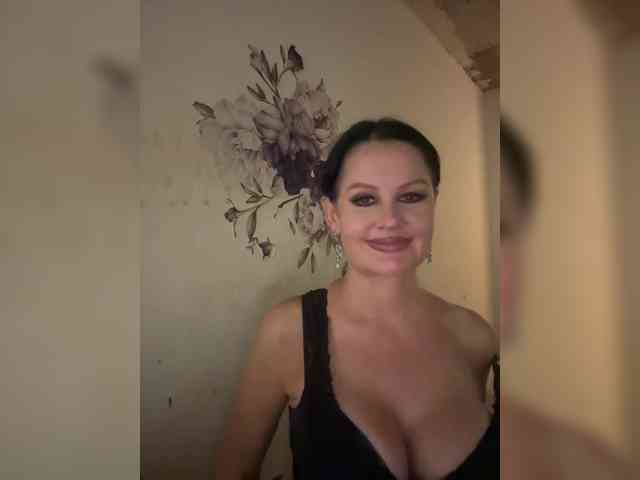 RoyalBreasts webcam