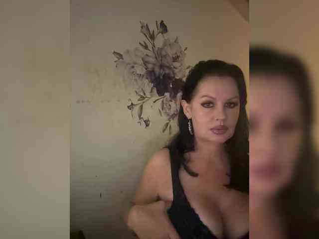RoyalBreasts webcam