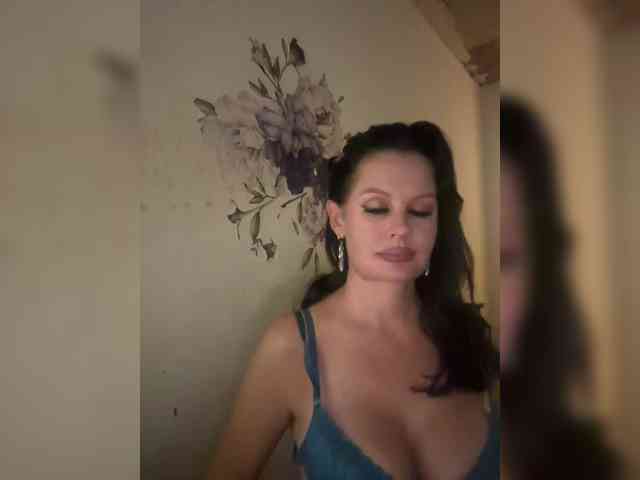 RoyalBreasts webcam