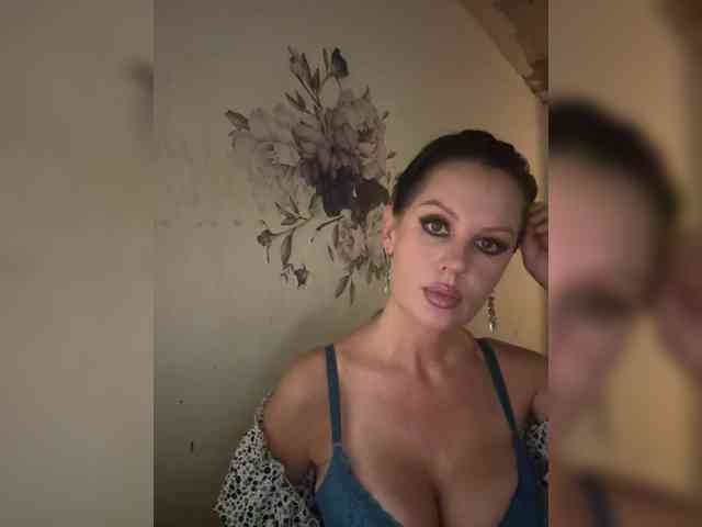 RoyalBreasts webcam