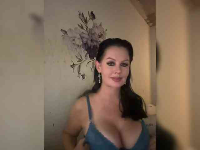 RoyalBreasts webcam