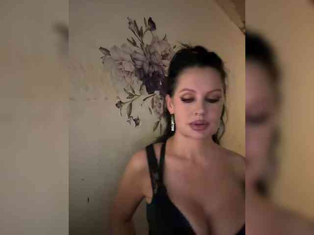 RoyalBreasts webcam