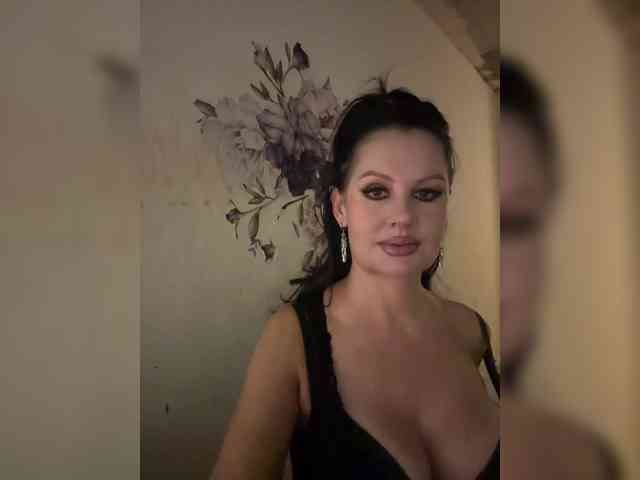 RoyalBreasts webcam