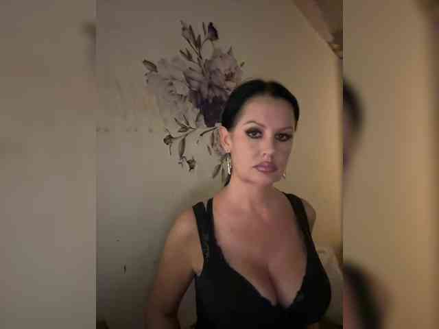 RoyalBreasts webcam