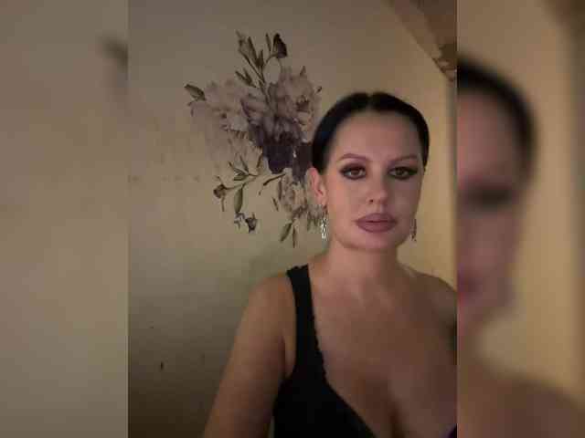 RoyalBreasts webcam