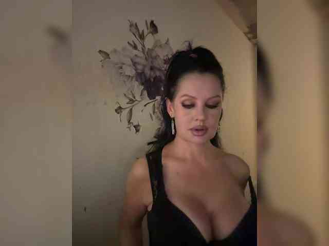 RoyalBreasts webcam
