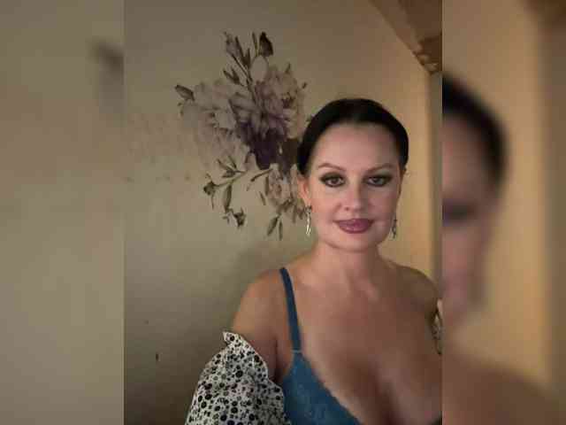 RoyalBreasts webcam
