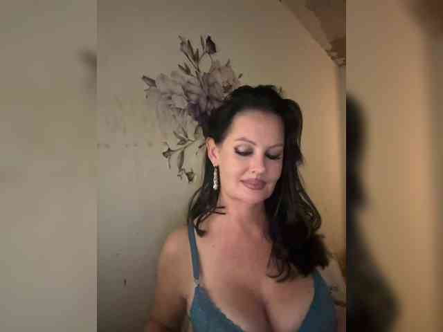 RoyalBreasts webcam
