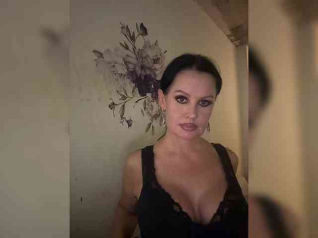 RoyalBreasts webcam