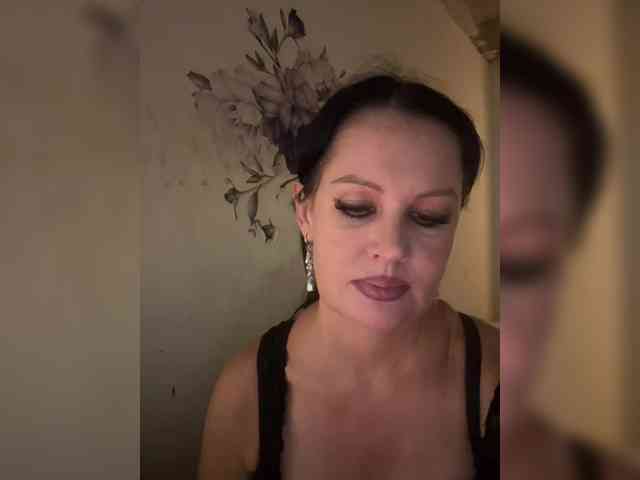 RoyalBreasts webcam