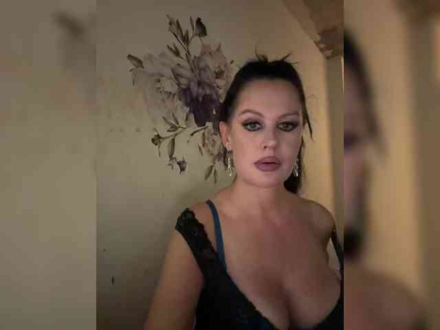 RoyalBreasts webcam