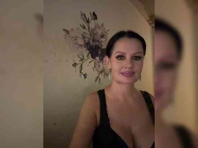 RoyalBreasts webcam
