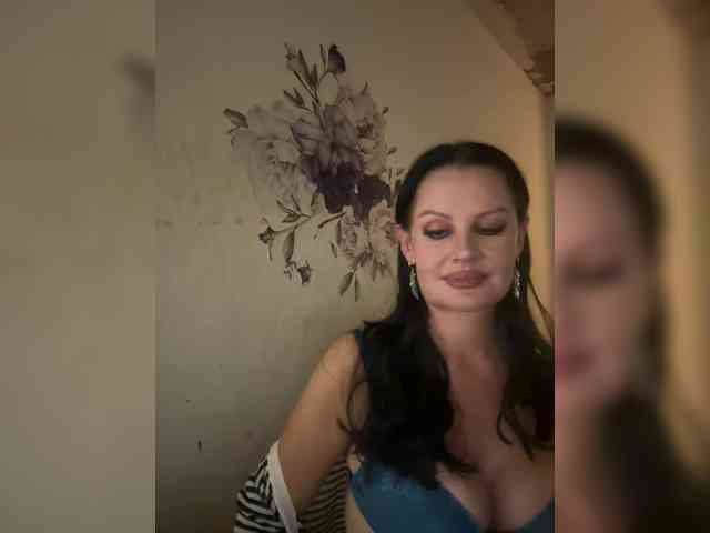 RoyalBreasts webcam