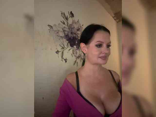 RoyalBreasts webcam