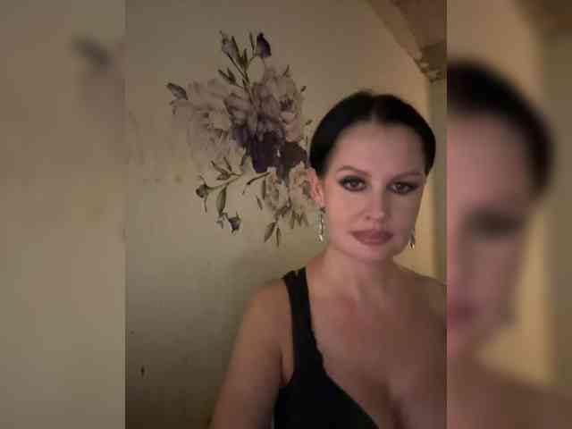 RoyalBreasts webcam