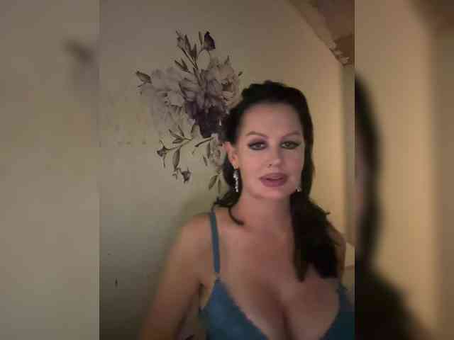 RoyalBreasts webcam