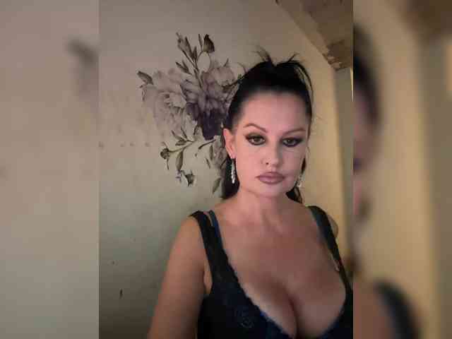 RoyalBreasts webcam