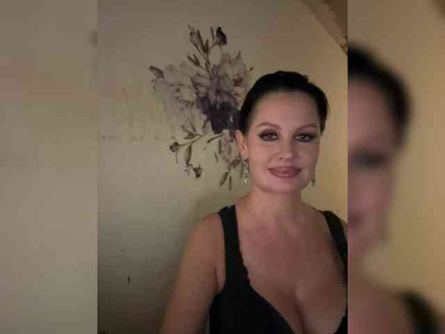 RoyalBreasts webcam