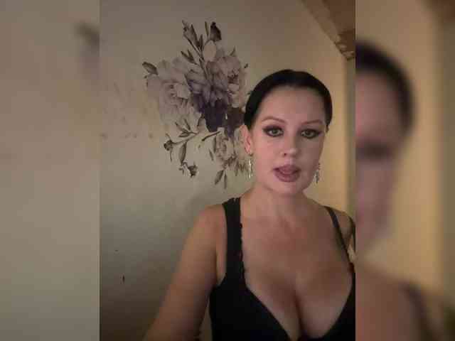 RoyalBreasts webcam
