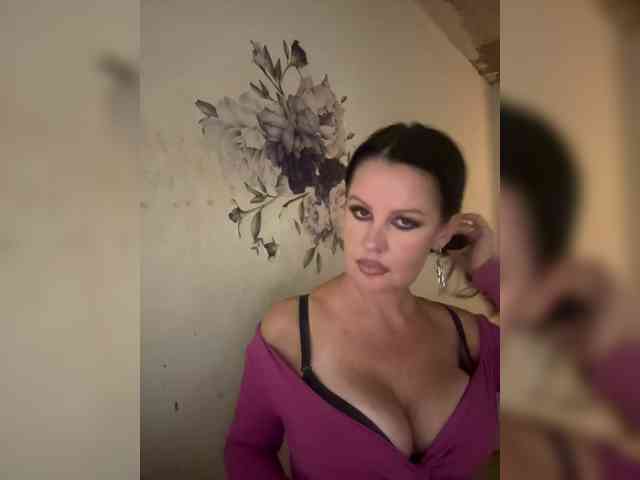 RoyalBreasts webcam