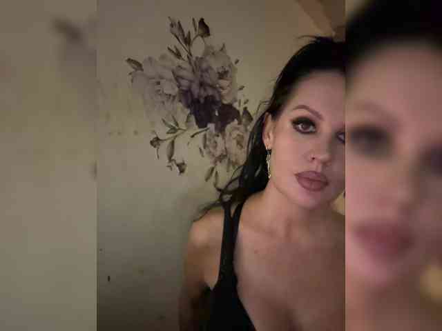 RoyalBreasts webcam