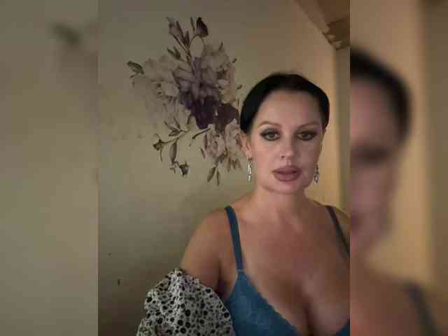 RoyalBreasts webcam
