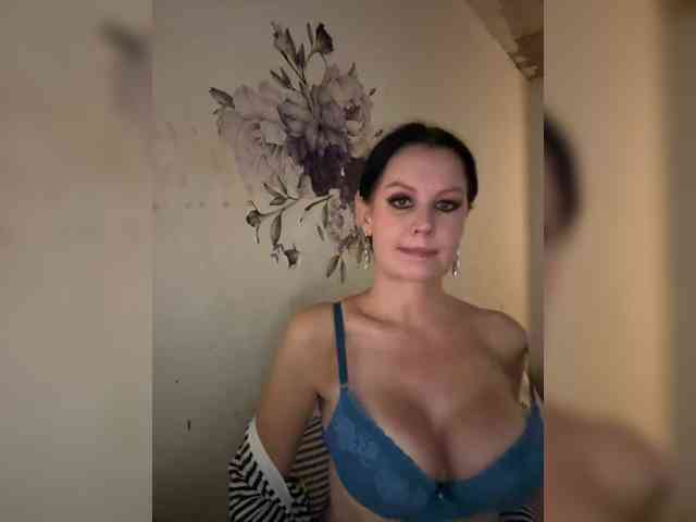 RoyalBreasts webcam