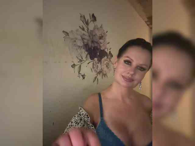 RoyalBreasts webcam