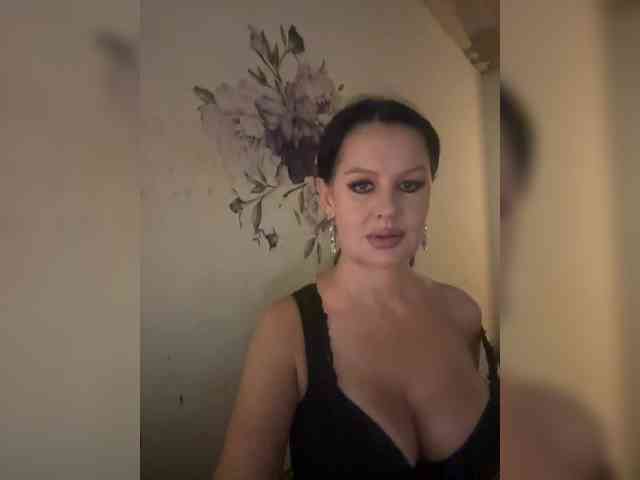 RoyalBreasts webcam