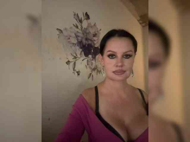 RoyalBreasts webcam
