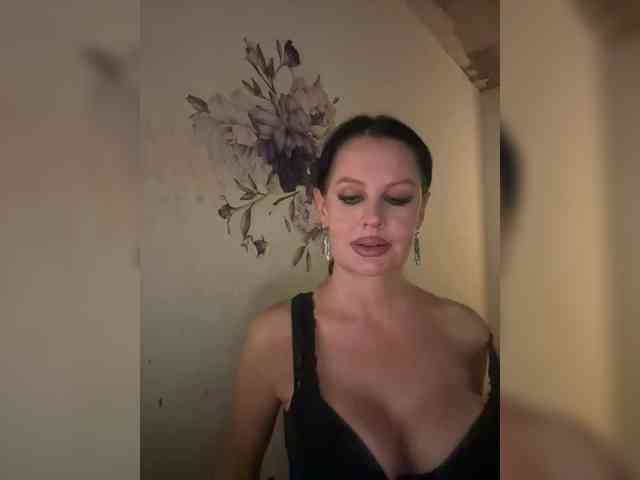 RoyalBreasts webcam
