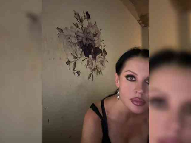 RoyalBreasts webcam