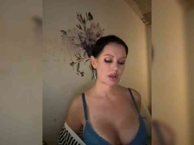 RoyalBreasts webcam
