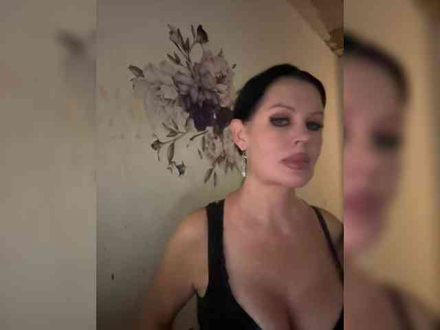 RoyalBreasts webcam