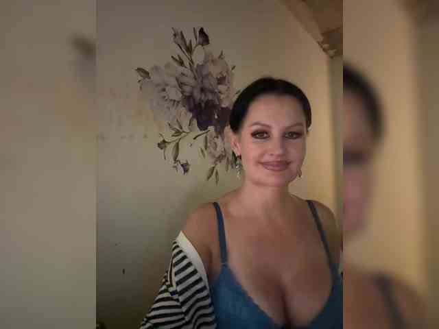 RoyalBreasts webcam