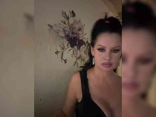 RoyalBreasts webcam